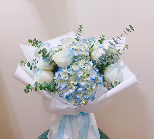 Hydrangea with ice blue Rose